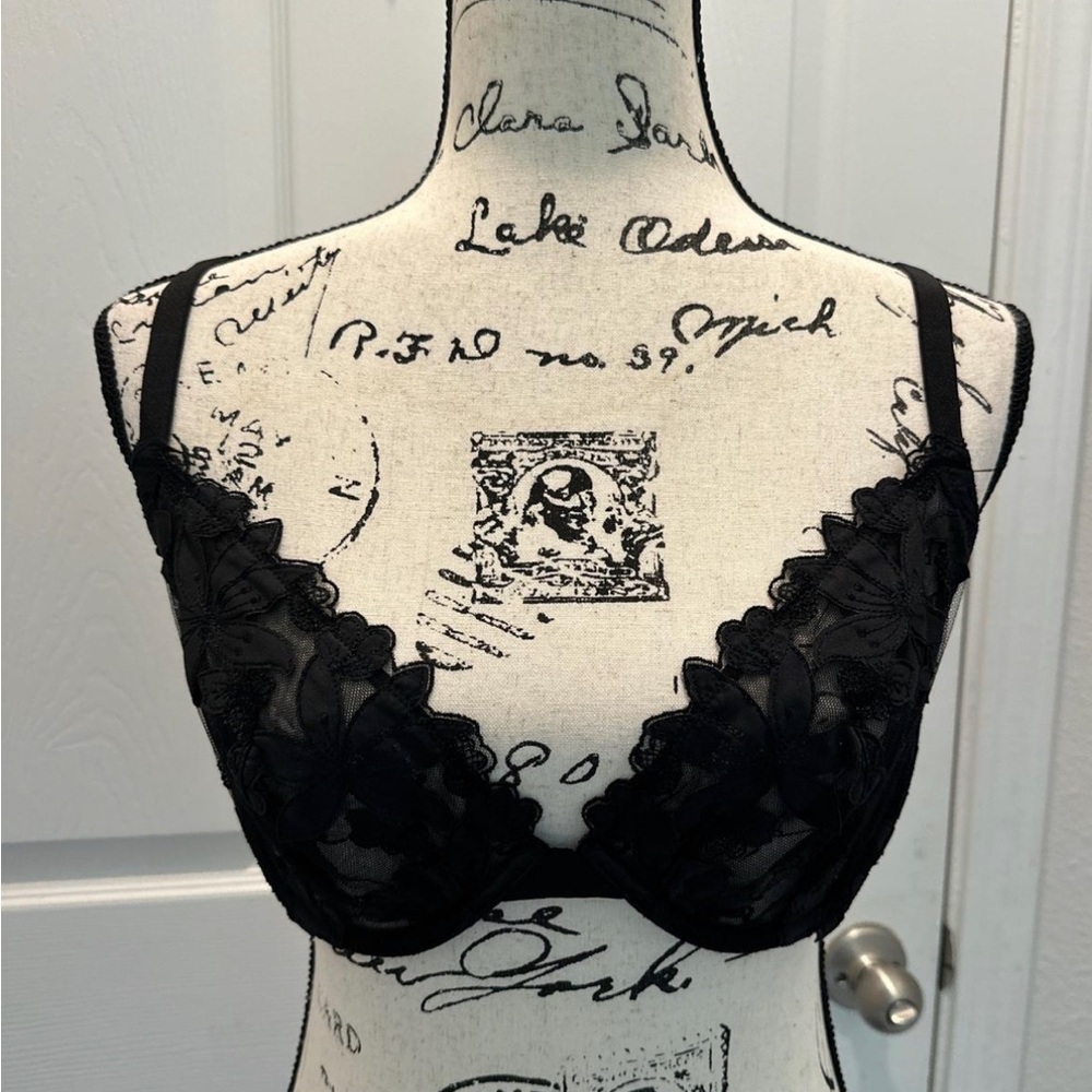 Victoria's Secret Black Lace plunge Underwire Bra